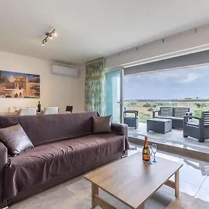 https://3-bedroom-apartment-walking-distance-from-airport.hotelssaintjulians.com